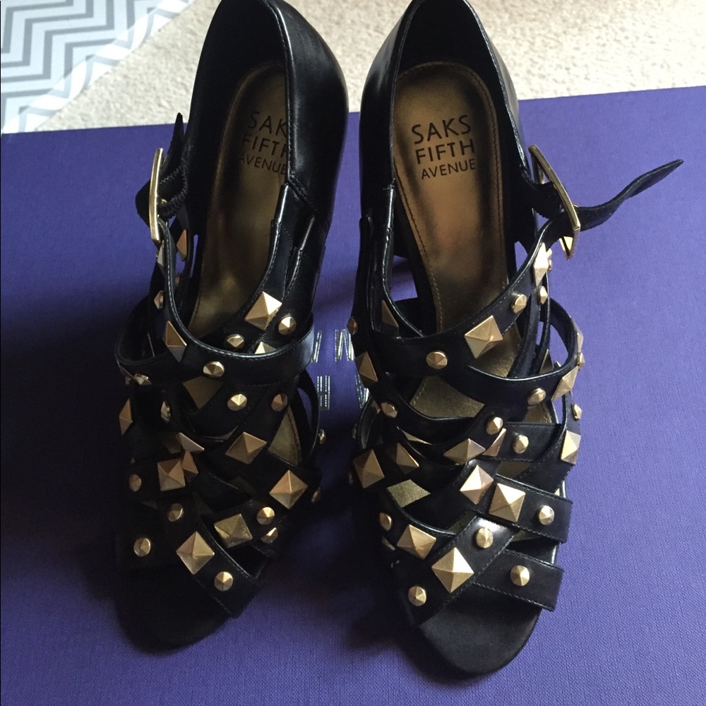 Saks fifth avenue Rockstud heel